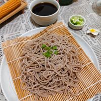 可能是義大利麵、拉麵、麵、炒麵和顯示的文字是「 Follow your yourDream Drean LARGE Healh you youtyo notes SWAC sokome л p nasotume Croy he overn oved sUC cons GOM chard pra euo wercda tel 」的圖像