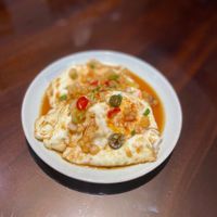 可能是水波蛋、粥、歐姆蛋、蛋黃和魚卵的圖像