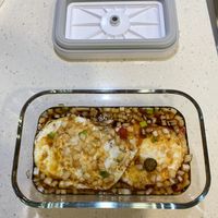 可能是炒飯和水波蛋的圖像