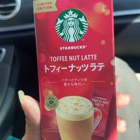可能是飲料和顯示的文字是「 EDITION LIMITED EDITION STARBUCKS® TOFFEE NUT TOFFEENUTLATTE LATTE トフィーナッツラテ バターとナッツの 豊かな味わい STARBUCKE TOFFEENI TOFREENUT LATIEUT LATTE 1本当たり 熱量 91kcal 1 スティック スティンクトフィーナッツ術製線用写類は是売。 トフィーナッツ番科使用写真はイメージです トフィーナッツ香料使用 ツ香料使用 写真はイ 1日0目象は大： mBй4aHae 写真はイメージです ージです」的圖像