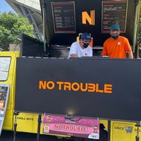 可能是‎顯示的文字是「 ‎مه NI NO TROUBLE CHILL CHILLBITE BITE 로으 GAD 造売卡 0000 NO TROUBLE 青車品1 め 一番搾り SINCE التا 0d1‎ 」‎的圖像