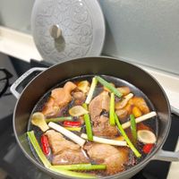 可能是火鍋、香菇和燉小牛膝的圖像