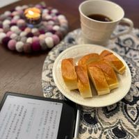 可能是法式長棍麵包、半圓形餡餅、咖啡杯和文字的圖像