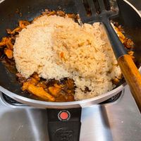可能是北非小米飯、印度香料飯和炒飯的圖像