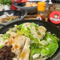 可能是拉麵、炒麵、麵和文字的圖像