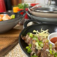 可能是麵、燉小牛膝和拉麵的圖像