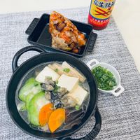 可能是豆腐、火鍋和顯示的文字是「 5o 港 花生辣 6 黒」的圖像