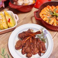可能是燉小牛膝、肉排和顯示的文字是「 STAUB 」的圖像