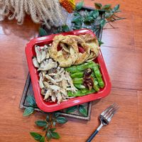 可能是肉排、香菇和義大利麵的圖像