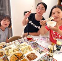 可能是一或多人、火鍋、拉麵、炒麵、粥和顯示的文字是「 AUD French 282Y French 카터또 Mrndeer o 」的圖像