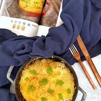 可能是義大利麵、麵、牧羊人派、炒麵、炒飯和文字的圖像