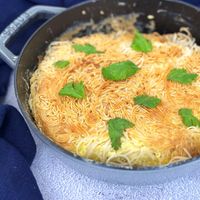 可能是炒麵、義大利麵、印度香料飯和麵的圖像