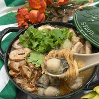 可能是火鍋、麵和顯示的文字是「 STAUB. eHuиR AU.B FANg ห Fang 」的圖像