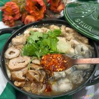 可能是粥、燉小牛膝、麵、豆腐、火鍋和文字的圖像