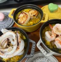 可能是粥、蝦和西班牙大鍋飯的圖像