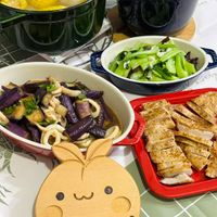 可能是豆腐、火鍋和顯示的文字是「 Y erery SUALS Staub Staub 」的圖像