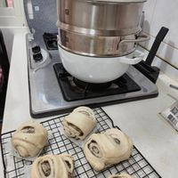 可能是肉桂捲和巴布卡麵包的圖像
