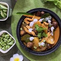 可能是香菇、豆腐和顯示的文字是「 ЛbA ISTAUB STAUBY STAUB 」的圖像