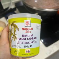 可能是食物和顯示的文字是「 တထ် 恋 NAMJAI น้ำใจ Natural PALM SUGAR น้ำตาลมะพร้าว /10-1-00936.1_0022 0022 500g e Product ProductofThailand of Thailand 」的圖像