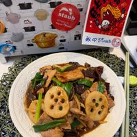 可能是炒麵、火鍋、拉麵、香菇、豆腐和文字的圖像
