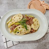 可能是豆腐和顯示的文字是「 Staub 4 Staub STAUB 」的圖像