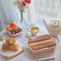 可能是巴布卡麵包、麵包棒、戚風蛋糕、法式長棍麵包、半圓形餡餅和顯示的文字是「 NEES OuiMaMa Oui MaMa 」的圖像