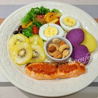 可能是肉排、煙燻鮭魚和文字的圖像
