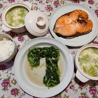 可能是煙燻鮭魚、粥和文字的圖像