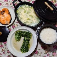 可能是煙燻鮭魚、豆腐和文字的圖像