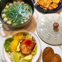 可能是火鍋、豆腐和顯示的文字是「 STAUB STAUB B S 」的圖像