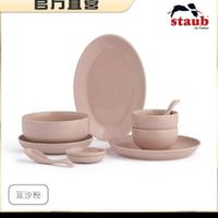 可能是顯示的文字是「官方直營 staub en France -STAUS- -STAU ASTAUY -STAUD- STAUR - 豆沙粉」的圖像