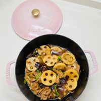 可能是豆腐、香菇和顯示的文字是「 STAUB Tan STAUB 」的圖像