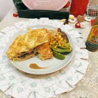 可能是牧羊人派、肉餡餅和文字的圖像