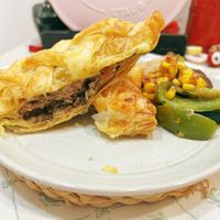 可能是牧羊人派、肉餡餅和半圓形餡餅的圖像