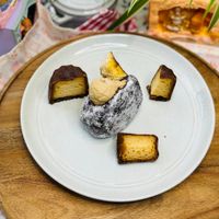 可能是豆腐、椰子馬卡龍、戚風蛋糕和文字的圖像