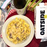 可能是義大利麵和顯示的文字是「 OOVI V MOSCATO おの本み DUCHESSL PUCHESSAL BCATO ESSA Oat OatM*Ik M*Ik STAUB LAL ភដិ Biend Barista 無添加戰 1L 植物成分」的圖像