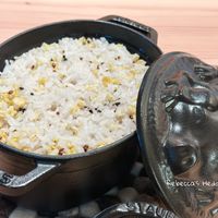 可能是豆腐、炒飯和顯示的文字是「 Sw Rebecca's Rebecca'sHedonism Hedonism 」的圖像