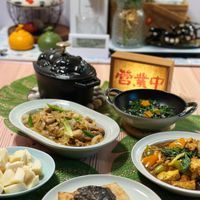 可能是豆腐、火鍋和顯示的文字是「營業中 Rebecca's Rebecca'sHedonism He Hedonism 」的圖像
