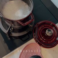 可能是木湯匙、泡茶器、粥和文字的圖像