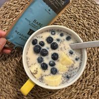 可能是水果、燕麥和顯示的文字是「 BETT QUICK OBEK ORGAmo COOKIY S wi FILL FILLTOLINE DLINE LING OATS,BAR OATS OATS.BARLEY QUAARLE ,BARLE BARE QUINOA&I MEASU MEASU ASUR ตงซย 」的圖像