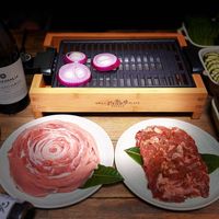 可能是生魚片、肉排、火鍋和文字的圖像