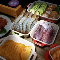 可能是生魚片、火鍋、豆腐和文字的圖像