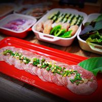 可能是生魚片、壽司和文字的圖像