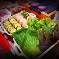 可能是生魚片、豆腐、壽司、紫蘇和文字的圖像