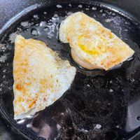 可能是水波蛋、蛋黃和歐姆蛋的圖像