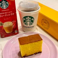可能是舒芙蕾、戚風蛋糕和顯示的文字是「 .量.るま STARBUCKS フィーナッツラテ OFFEENUTLATTE OFFEENUTLATTE ラテ OFFEENUT NUT LATTE ＜ターとナッツの 豊かな味わい TOFFEENU EECES LATTE STARBUCKS COFFEE FEE AT HOME E ๑ STAUE 」的圖像