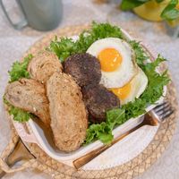 可能是蛋黃、黑麥麵包、炸丸子和文字的圖像