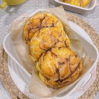 可能是巴布卡麵包、半圓形餡餅和肉桂捲的圖像