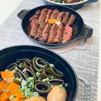 可能是肉排、水波蛋和文字的圖像