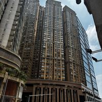 可能是摩天大樓和香港太平山的圖像